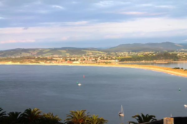 Santander Körfezi, Plaj ve dağlar