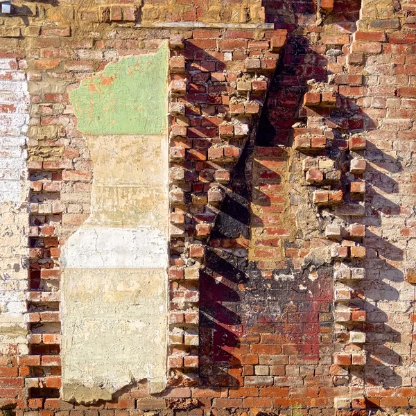 Brick wall in need of repair — Stock Photo, Image