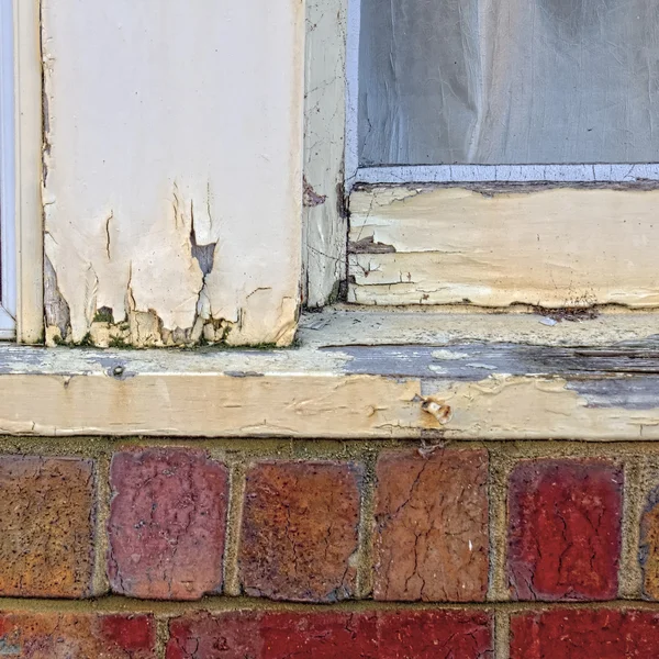 ahşap pencere çerçeve dökülüyor