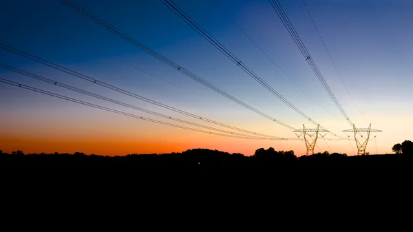 Линии электропередачи на холмах — стоковое фото