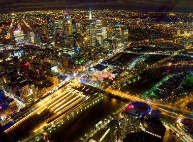 flinders sokak üzerinde bakan melbourne görünümünü zaman Nigh tren istasyonu ve Federasyon Meydanı