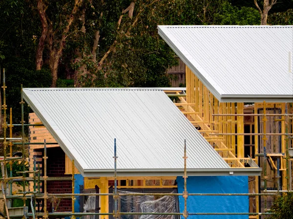Construção de casa de telhado de lata — Fotografia de Stock