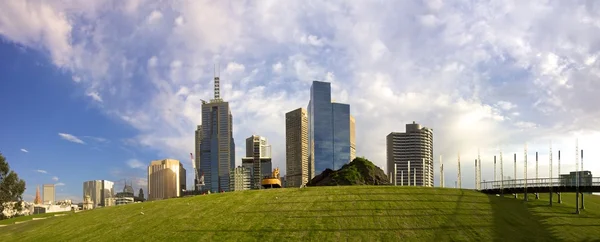 Gras en gebouwen — Stockfoto