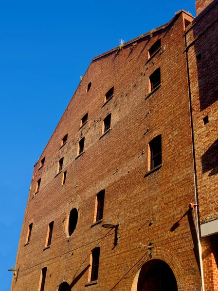 kırmızı tuğla ambar