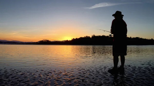 Pescador en un río en la bahía de Batemans Australia — Foto de Stock