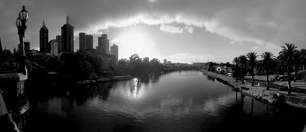 Melbourne com rio yarra em preto e branco — Fotografia de Stock