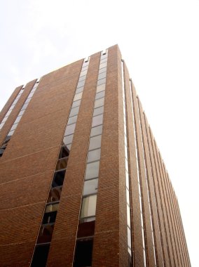 çirkin kahverengi binaya