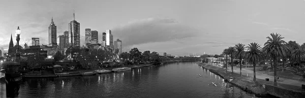 Melbourne v noci s řeky yarra — Stock fotografie