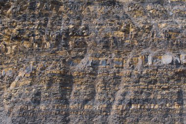 Dağlardaki eski toprak katmanları. Soyut arkeolojik arkaplan.