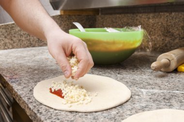 Pizza şefi pizza hazırlıyor.