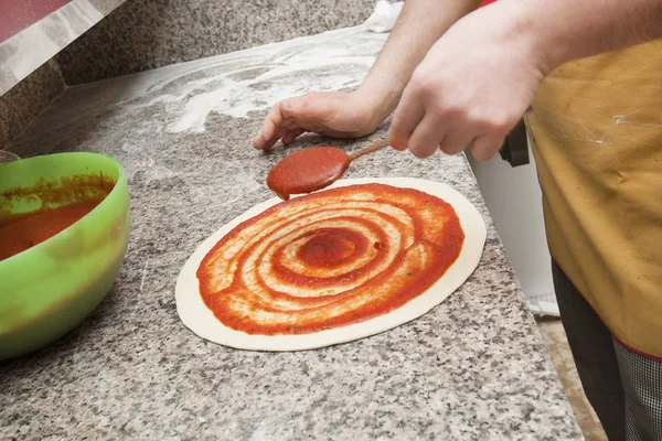Chef de pizza préparant la pizza — Photo