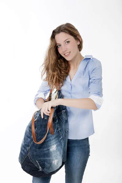 Chica joven con bolsa — Foto de Stock