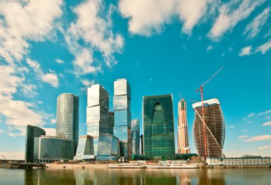 Mavi gökyüzü gökdelenler