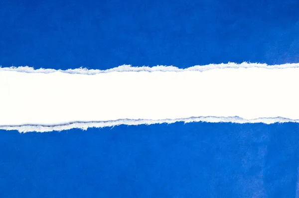 Papel azul rasgado com espaço em branco — Fotografia de Stock
