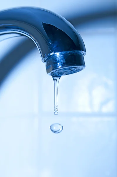 mavi zemin üzerine su musluk