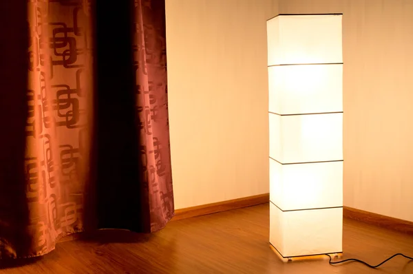 Kamer hoek met moderne lamp — Stockfoto