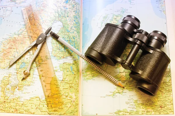 Dalekohledy, kompasy a vládce nad mapa světa — Stock fotografie