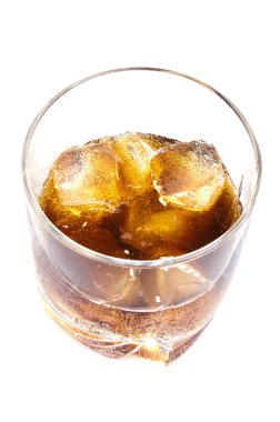 beyaz zemin üzerine soğuk içecek ile cam