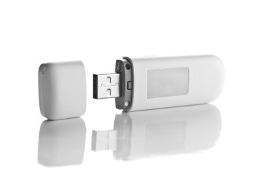 Beyaz arkaplandaki usb flash diski