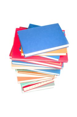 Beyaz üzerine izole kitap yığını