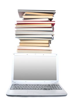 Dizüstü bilgisayar ve kitap yığını