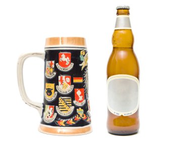 Stein ve bira şişesi üzerinde beyaz