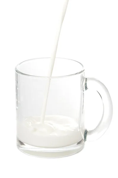 In ein Glas Milch gießen — Stockfoto