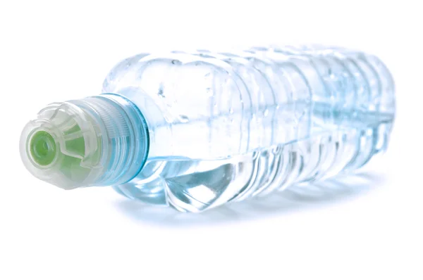 Bouteille en plastique avec eau minérale — Photo