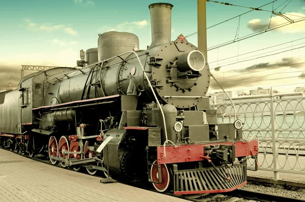 Old steam locomotive at station — Stock Photo, Image