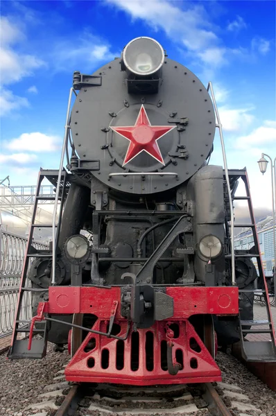 Vecchia locomotiva a vapore contro il cielo blu — Foto Stock