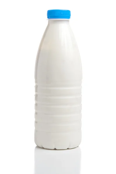 süt şişesi beyaz arka planda izole