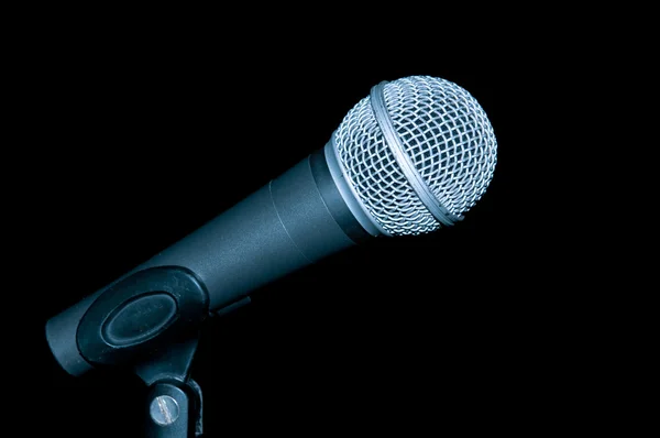 Microphone sur fond noir — Photo