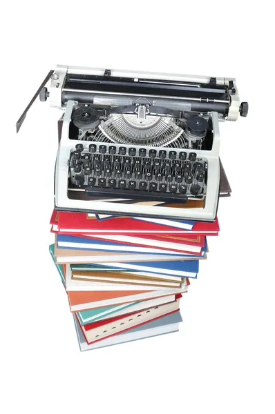 Oude schrijfmachine op de stapel boeken — Stockfoto