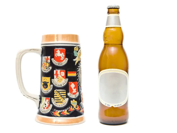 Stein und Bierflasche auf weiß — Stockfoto