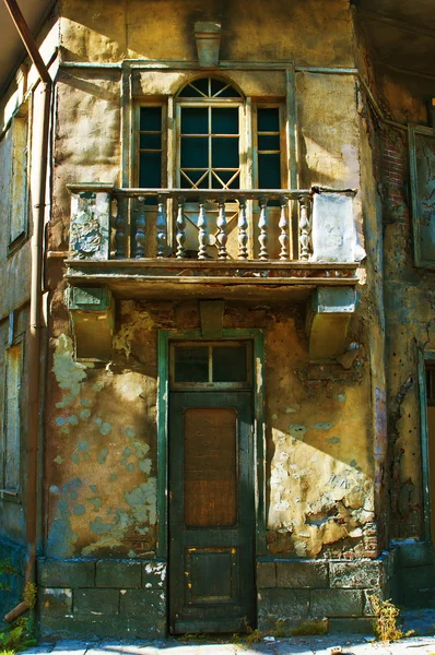 Старовинний гранжевий будинок з балконом — стокове фото