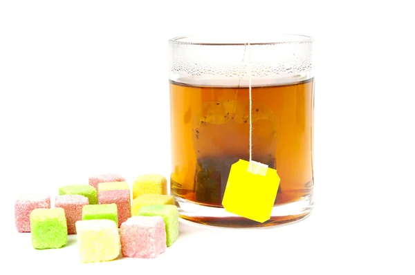 Xícara de chá doce no fundo branco — Fotografia de Stock