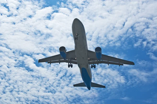 Passagierflugzeug am Himmel mit Wolken — Stockfoto