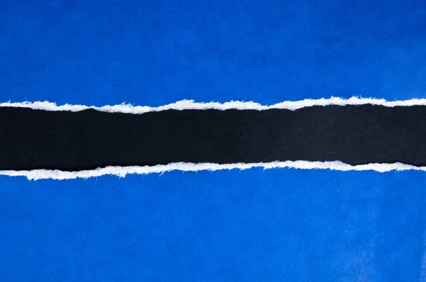 黒の空間と引き裂かれた青い紙 — ストック写真