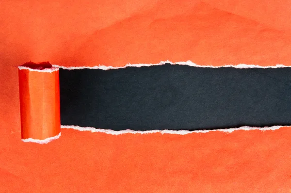 Siyah arkaplan gösteren yırtık kağıt