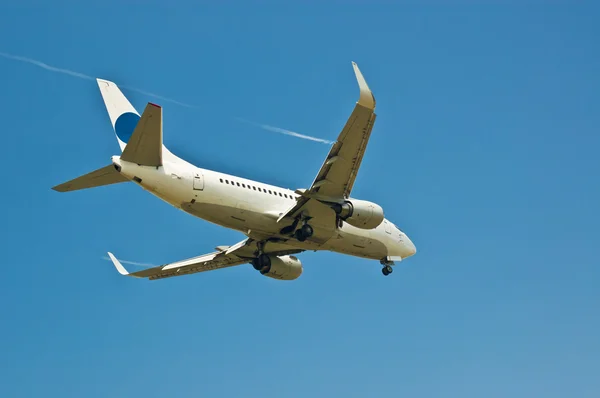 Passenger plane flies in blue sky — Stock Photo, Image