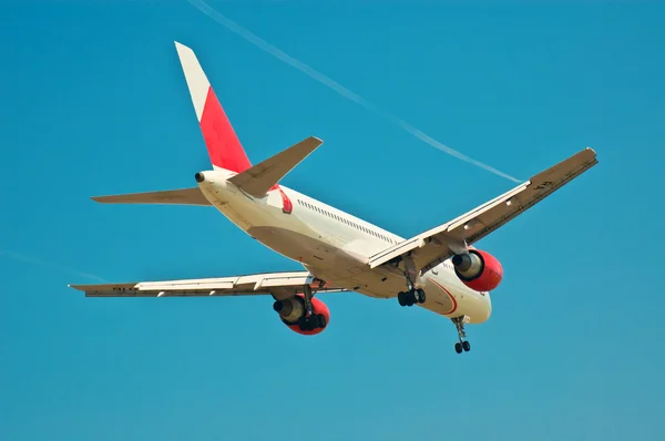 Passagierflugzeug fliegt am blauen Himmel — Stockfoto