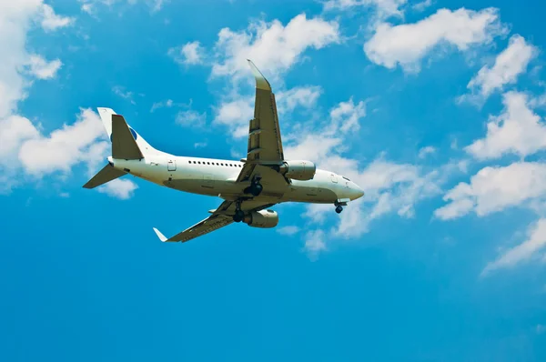 Flugzeug am blauen Himmel — Stockfoto