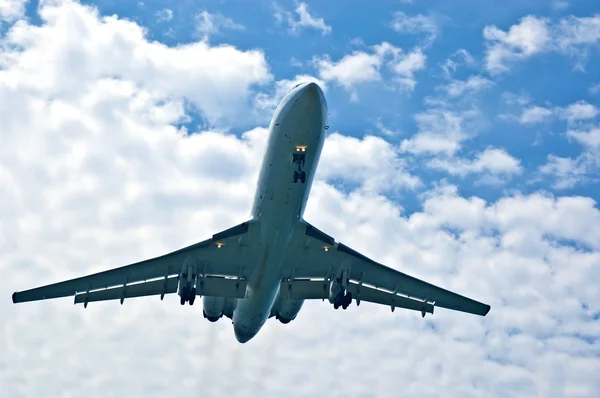 Passagierflugzeug fliegt in den blauen Himmel — Stockfoto