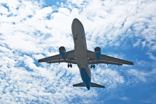 Пассажирский самолет в небе с облаками — стоковое фото