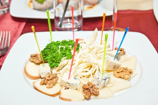 Käsevorspeise mit Nüssen und Salat — Stockfoto