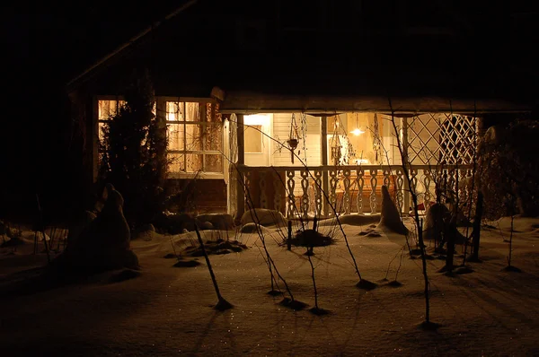 Maison en bois dans la forêt sombre d'hiver — Photo