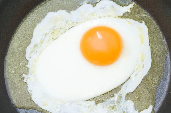 Sázená vejce na teflonové pánvi — Stock fotografie