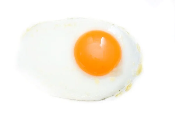 Жареное яйцо на белом фоне — стоковое фото