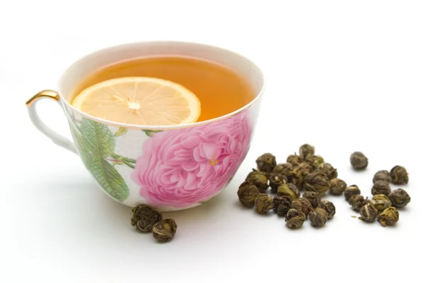 Tasse grüner Tee auf weißem — Stockfoto