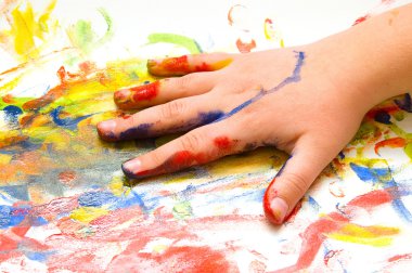 renkli arka plan üzerinde çocuk el boyalı